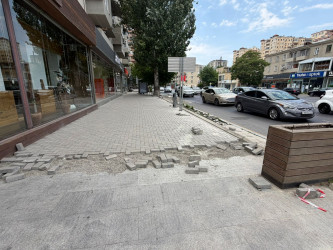 Akademik Həsən Əliyev küçəsində səkilərdə təmir-bərpa işləri həyata keçirilir.
