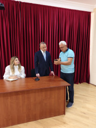 Nərimanov Rayon İcra Hakimiyyətinin başçısı Elgin Həbibullayev sakinlərlə səyyar görüş keçirib.