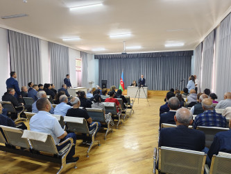 Nərimanov Rayon İcra Hakimiyyətinin başçısı sakinlərlə səyyar görüş keçirib.