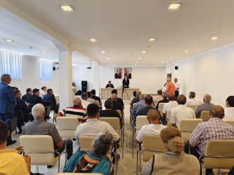 Nərimanov Rayon İcra Hakimiyyətinin başçısı Elgin Həbibullayev sakinlərlə səyyar görüş keçirib.