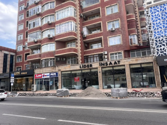 Akademik Həsən Əliyev küçəsində səkilərdə təmir-bərpa işləri həyata keçirilir.