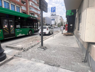 Akademik Həsən Əliyev küçəsində səkilərdə təmir-bərpa işləri həyata keçirilir.