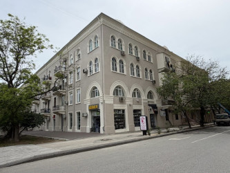 Nərimanov rayonu, F.Xoyski küçəsində yerləşən 112 saylı, İ.Həsənoğlu küçəsində yerləşən 2 və 4 saylı, Təbriz küçəsində yerləşən 100 saylı, Ə.Rəcəbli küçəsi 5-7 saylı binaların fasadı yenilənib.