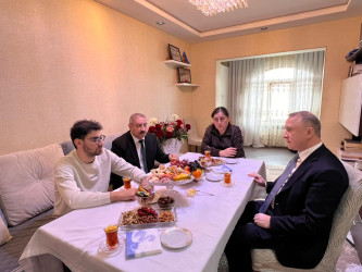 Nərimanov Rayon İcra Hakimiyyətinin başçısı Elgin Həbibullayev 8 Mart – Beynəlxalq Qadınlar Günü münasibətilə şəhid ailələrini ziyarət edib.
