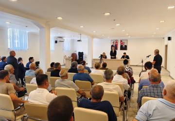 Nərimanov Rayon İcra Hakimiyyətinin başçısı Elgin Həbibullayev sakinlərlə səyyar görüş keçirib.