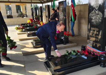 Elgin Həbibullayev Vətən müharibəsi şəhidi Şirəli Adilovun məzarını ziyarət etdi.