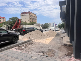 Akademik Həsən Əliyev küçəsində səkilərdə təmir-bərpa işləri həyata keçirilir.