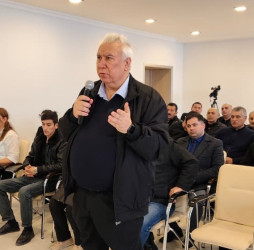 Nərimanov Rayon İcra Hakimiyyətinin başçısı Elgin Həbibullayev sakinlərlə səyyar görüş keçirib.