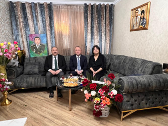Nərimanov Rayon İcra Hakimiyyətinin başçısı Elgin Həbibullayev 8 Mart – Beynəlxalq Qadınlar Günü münasibətilə şəhid ailələrini ziyarət edib.