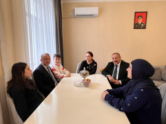 Nərimanov Rayon İcra Hakimiyyətinin başçısı Elgin Həbibullayev 8 Mart – Beynəlxalq Qadınlar Günü münasibətilə şəhid ailələrini ziyarət edib.