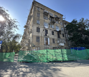 Nərimanov rayonu, Təbriz küçəsi 102 ünvanda yerləşən binalarda əsaslı təmir-bərpa işləri həyata keçirilir.