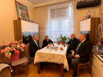 Nərimanov Rayon İcra Hakimiyyətinin başçısı Elgin Həbibullayev 8 Mart – Beynəlxalq Qadınlar Günü münasibətilə şəhid ailələrini ziyarət edib.