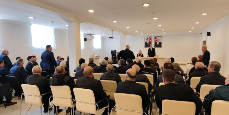 Nərimanov Rayon İcra Hakimiyyətinin başçısı Elgin Həbibullayev sakinlərlə səyyar görüş keçirib.