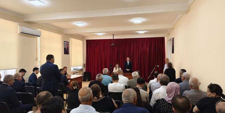Nərimanov Rayon İcra Hakimiyyətinin başçısı Elgin Həbibullayev sakinlərlə səyyar görüş keçirib.