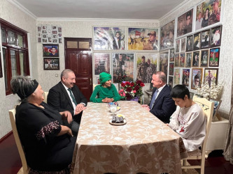 Nərimanov Rayon İcra Hakimiyyətinin başçısı Elgin Həbibullayev 8 Mart – Beynəlxalq Qadınlar Günü münasibətilə şəhid ailələrini ziyarət edib.