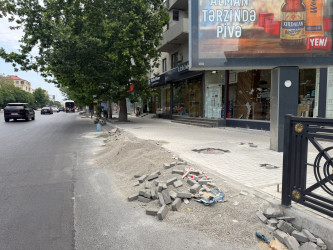 Akademik Həsən Əliyev küçəsində səkilərdə təmir-bərpa işləri həyata keçirilir.
